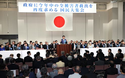 Photograph of the Prime Minister delivering an address at a meeting with families of abductees