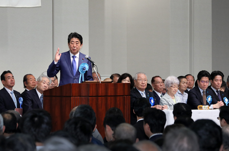 Photograph of the Prime Minister delivering an address at a meeting with families of abductees