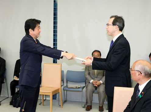 Photograph of the Prime Minister handing over the certification for the Intensive Promotion Plan