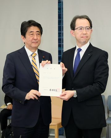 Photograph of the Prime Minister handing over the certification for the Intensive Promotion Plan