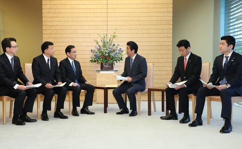 Photograph of the Prime Minister receiving the proposal