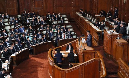 Photograph of the Prime Minister answering questions