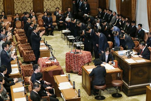 Photograph of the Prime Minister bowing after the vote at the meeting of the Budget Committee of the House of Representatives