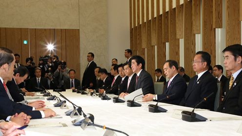 Photograph of the Prime Minister making a statement (2)