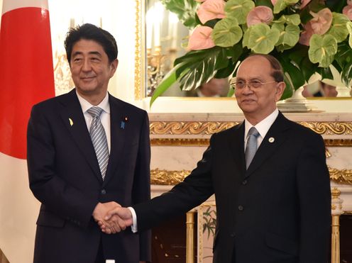 Photograph of the Prime Minister shaking hands with the President of Myanmar