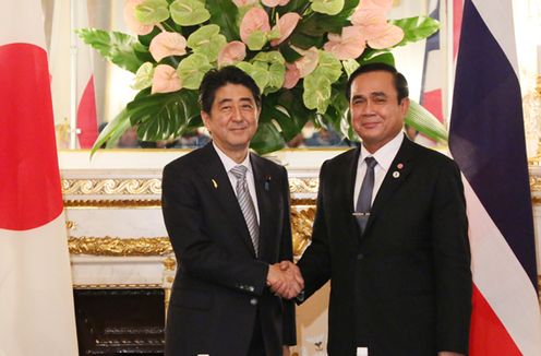 Photograph of the Prime Minister shaking hands with the Prime Minister of Thailand