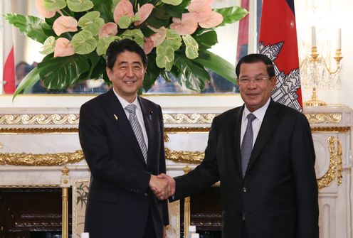 Photograph of the Prime Minister shaking hands with the Prime Minister of Cambodia