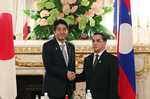 Photograph of the Prime Minister shaking hands with the Prime Minister of Laos