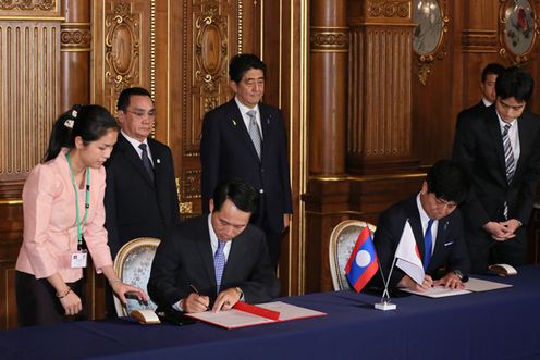 Photograph of the leaders of Japan and Laos attending the signing ceremony