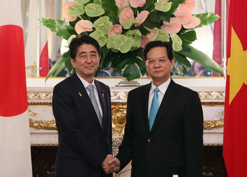 Photograph of the Prime Minister shaking hands with the Prime Minister of Viet Nam