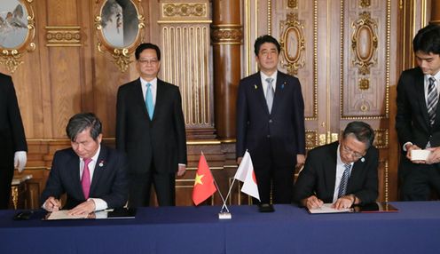 Photograph of the leaders of Japan and Viet Nam attending the signing ceremony