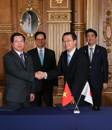 Photograph of the leaders of Japan and Viet Nam attending the exchange of documents