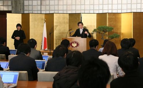 Photograph of the Prime Minister holding the press conference (1)