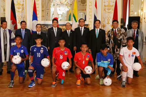 Photograph of the ceremony to award commemorative gifts to soccer teams
