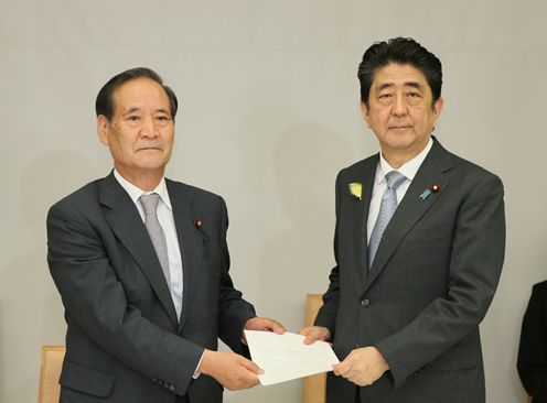 Photograph of the Prime Minister receiving the request (1)