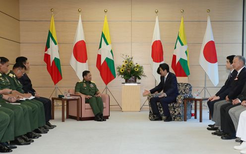 Photograph of the Prime Minister receiving the courtesy call (2)