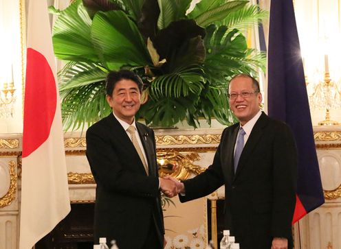 Photograph of the leaders shaking hands