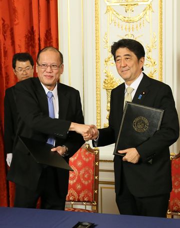 Photograph of the leaders exchanging documents