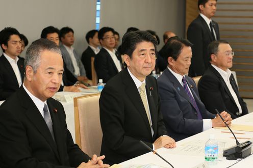 Photograph of the Prime Minister taking part in the meeting