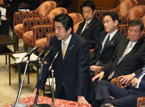 Photograph of the Prime Minister answering questions (2)