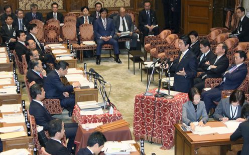 Photograph of the Prime Minister answering questions (3)