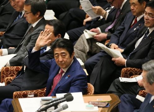 Photograph of the Prime Minister raising his hand to answer a question