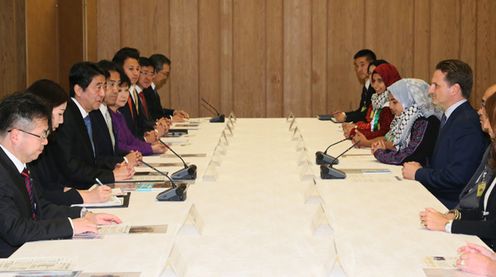 Photograph of the Prime Minister receiving the courtesy call (2)