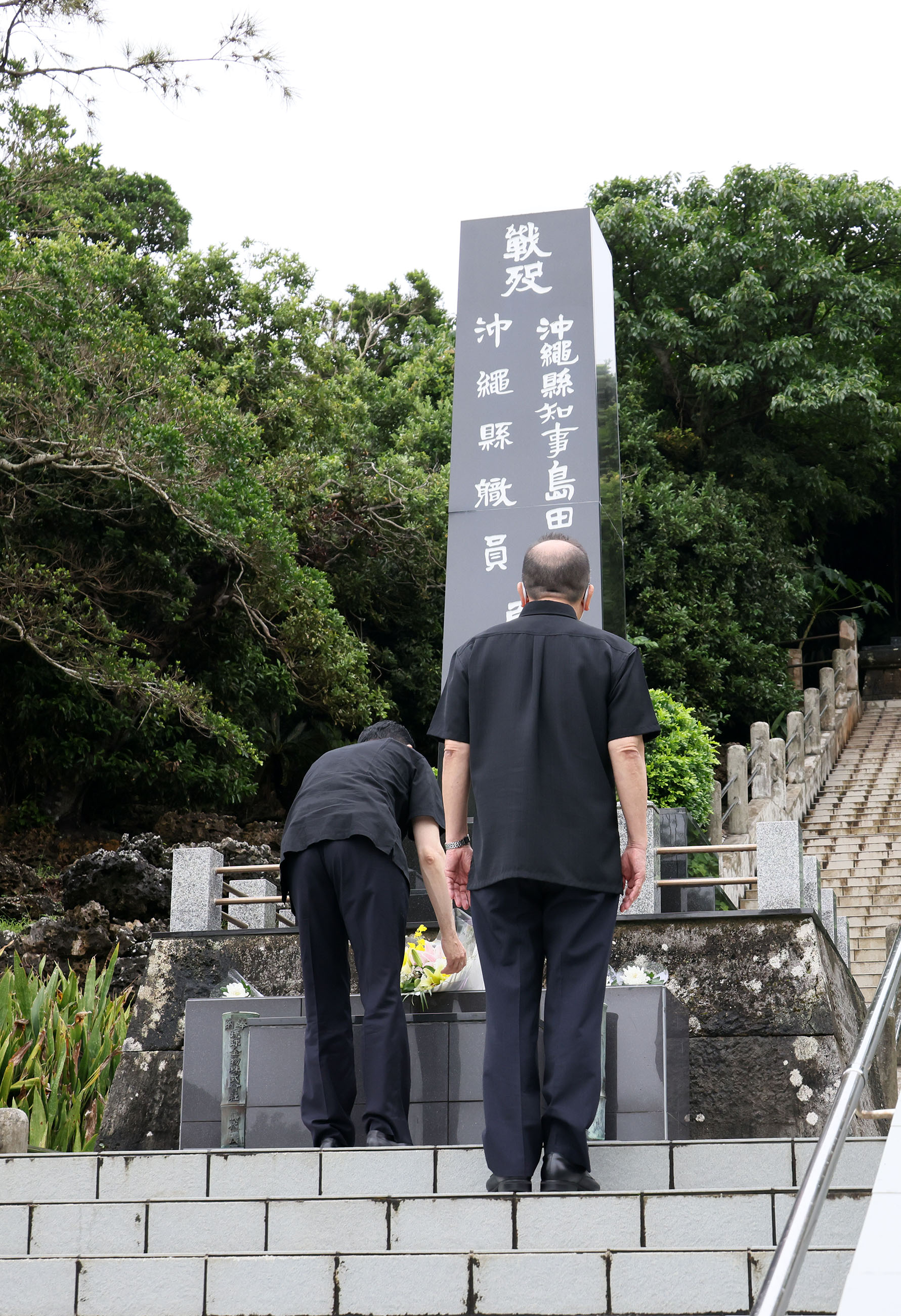 Photograph of the Prime Minister offering flowers at the Shimamori Monument (2)