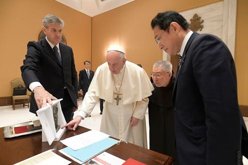 Photograph of the Prime Minister having an audience with Pope Francisco (photo courtesy of VaticanMedia) (3)