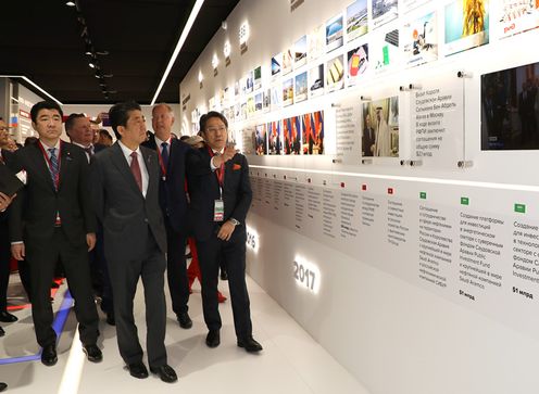 Photograph of the Prime Minister visiting the RDIF Pavilion