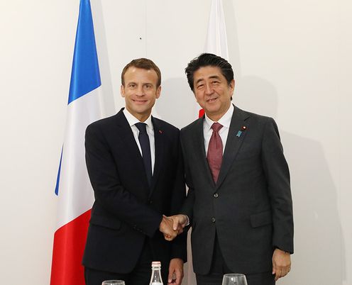 Photograph of the Prime Minister shaking hands with the President of France