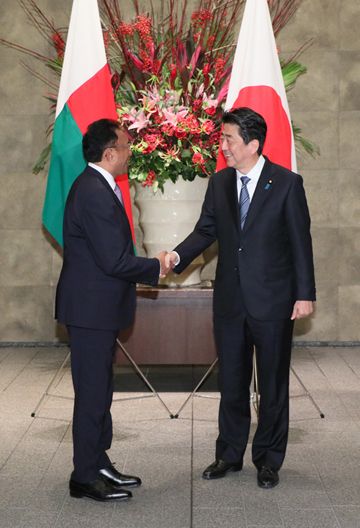 Photograph of the Prime Minister welcoming the President of Madagascar (1)