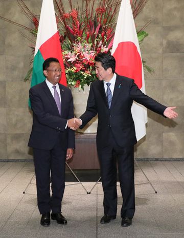 Photograph of the Prime Minister welcoming the President of Madagascar (2)