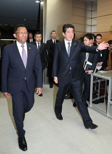 Photograph of the leaders heading to the signing ceremony and the joint press announcement