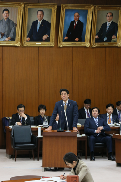 Photograph of the Prime Minister answering questions at the meeting of the House of Representatives Committee on Financial Affairs