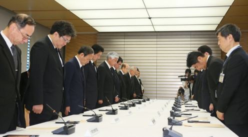 Photograph of the Prime Minister offering a silent prayer