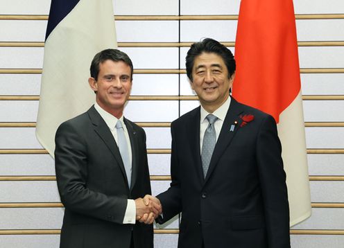 Photograph of the Prime Minister shaking hands with the Prime Minister of France
