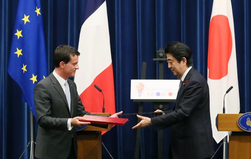 Photograph of the leaders exchanging the Joint Statement