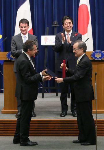 Photograph of the leaders attending the ceremony for the exchange of cooperation documents (1)