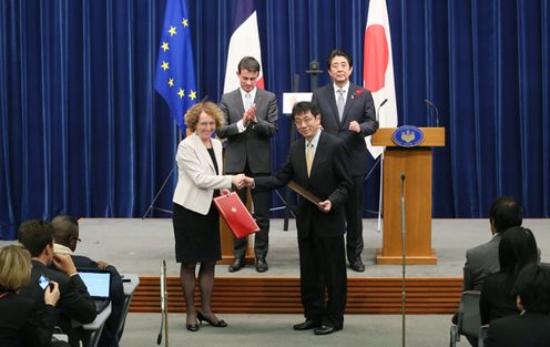 Photograph of the leaders attending the ceremony for the exchange of cooperation documents (4)