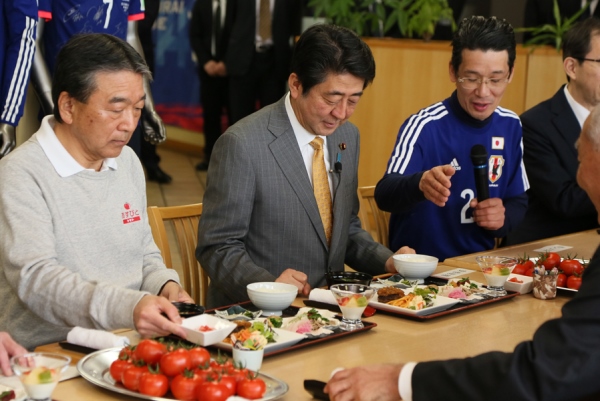 Photograph of the Prime Minister meeting with chefs at a restaurant