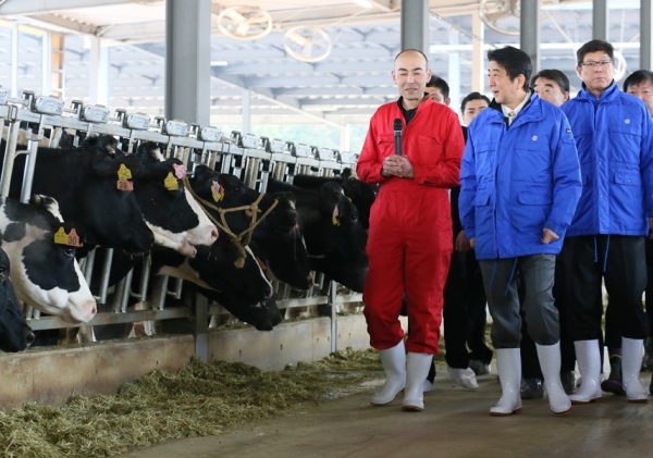 Photograph of the Prime Minister visiting a reconstruction farm
