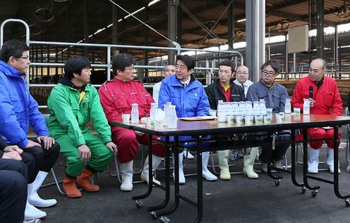 Photograph of the Prime Minister meeting with dairy farmers