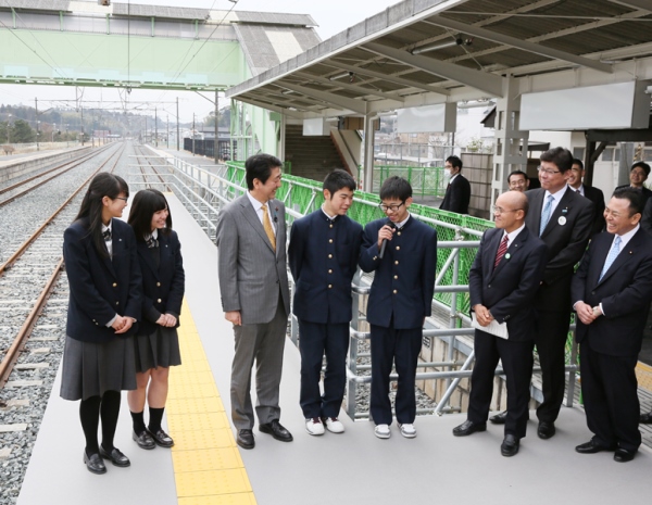Photograph of the Prime Minister visiting JR Odaka Station
