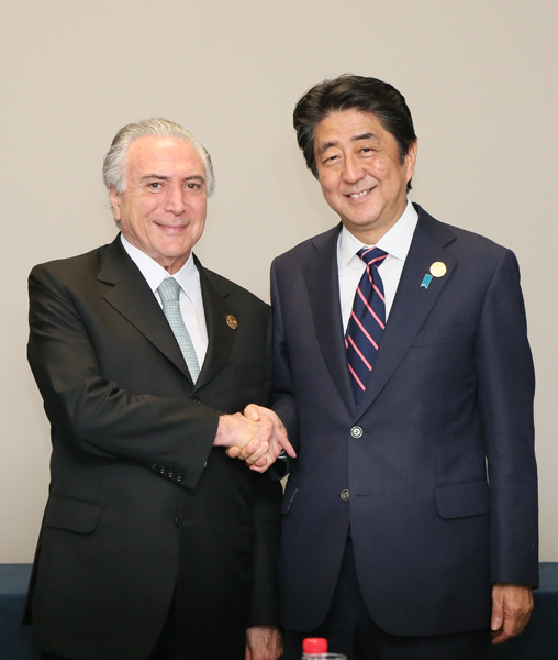 Photograph of the Prime Minister shaking hands with the President of Brazil