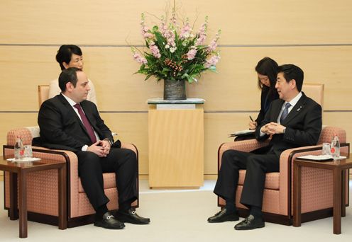 Photograph of the Prime Minister receiving the courtesy call (2)