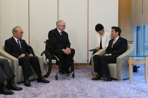 Photograph of the Prime Minister receiving the courtesy call (2)