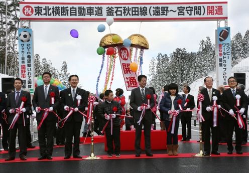 Photograph of the Prime Minister attending the opening ceremony of the Reconstruction Support Roads (2)