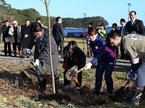 Photograph of the Prime Minister participating in tree planting activities for Sakura Line 311 (1)