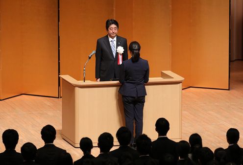 Photograph of the Prime Minister receiving the trainees’ declaration of determination